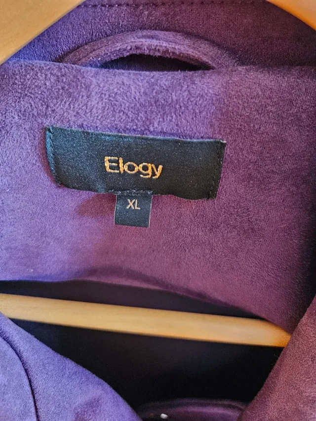 Chaqueta  Morada Talla XL.