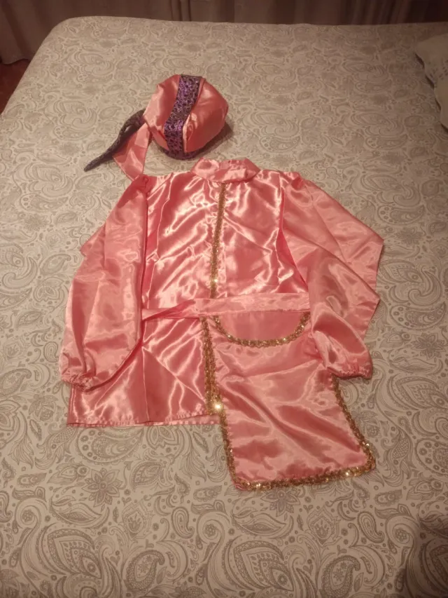 Abito da paggio rosa con dettagli dorati