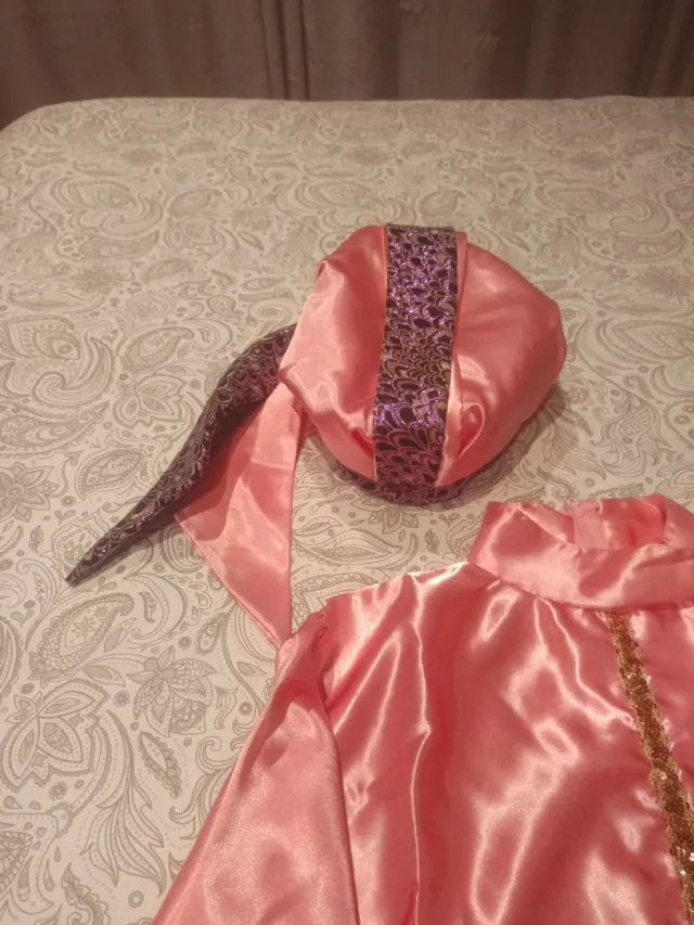 Abito da paggio rosa con dettagli dorati