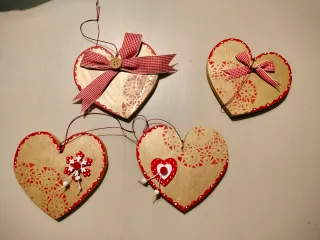 4 Corazones Decorativos Madera y tela