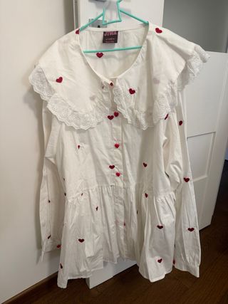 Camicia bianca con cuori rossi