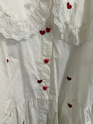 Camicia bianca con cuori rossi
