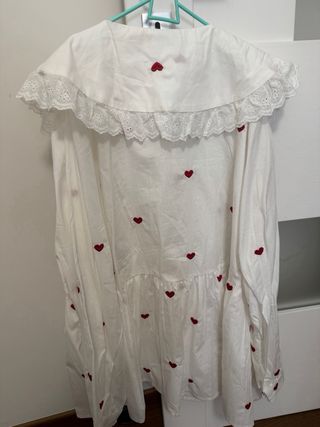 Camicia bianca con cuori rossi