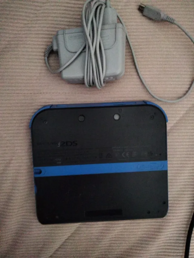 Nintendo 2DS Negra y Azul con Cargador