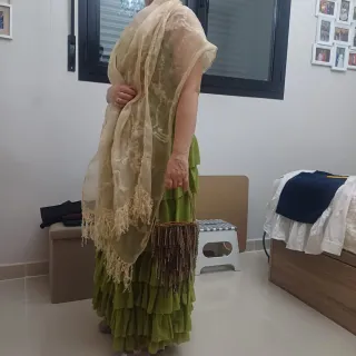 Vestido de fiesta verde con chal beige