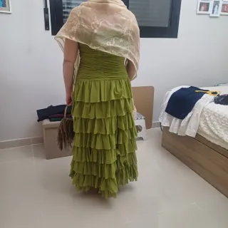 Vestido de fiesta verde con chal beige