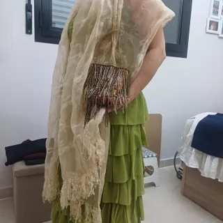 Vestido de fiesta verde con chal beige