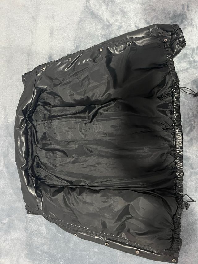 Chamarra de invierno negra brillante