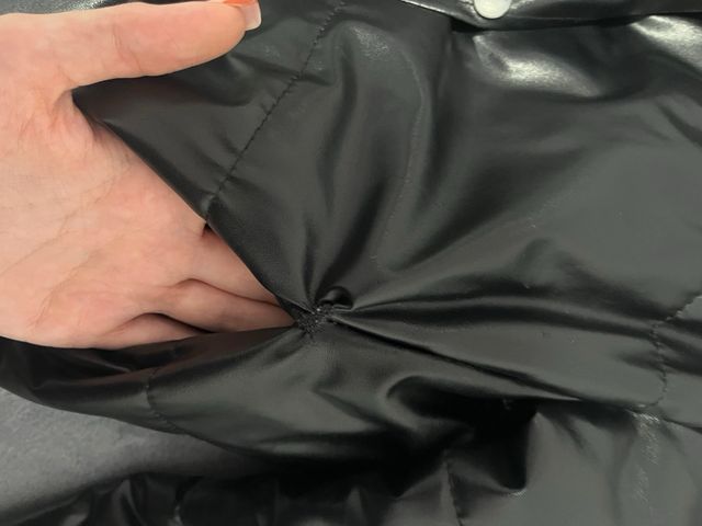 Chamarra de invierno negra brillante