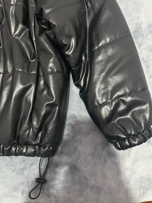 Chamarra de invierno negra brillante