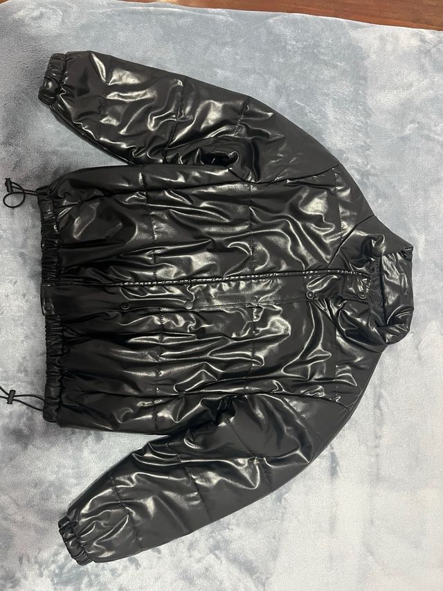 Chamarra de invierno negra brillante
