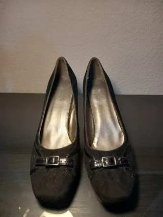 Zapatos de tacón bajo negros con hebilla