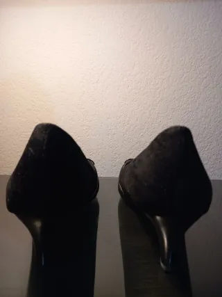 Zapatos de tacón bajo negros con hebilla