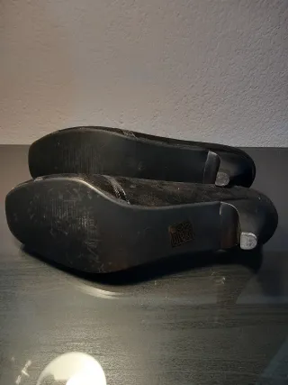 Zapatos de tacón bajo negros con hebilla