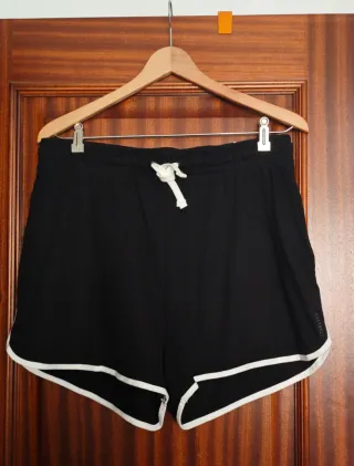 Pantalón corto negro de deporte