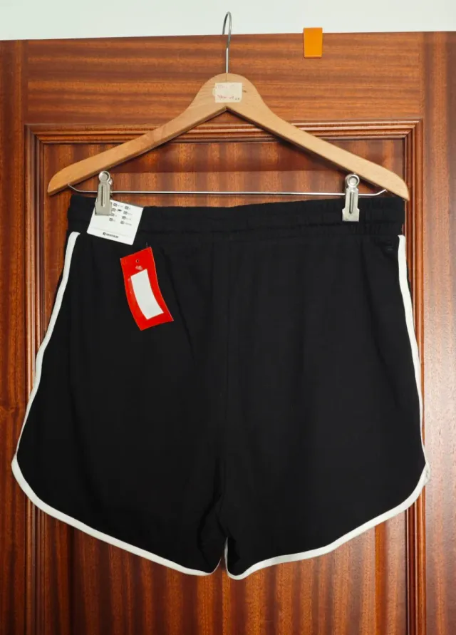 Pantalón corto negro de deporte