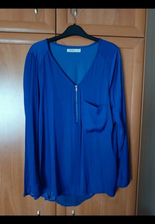 Blusa Bershka azul escote pico cremallera M