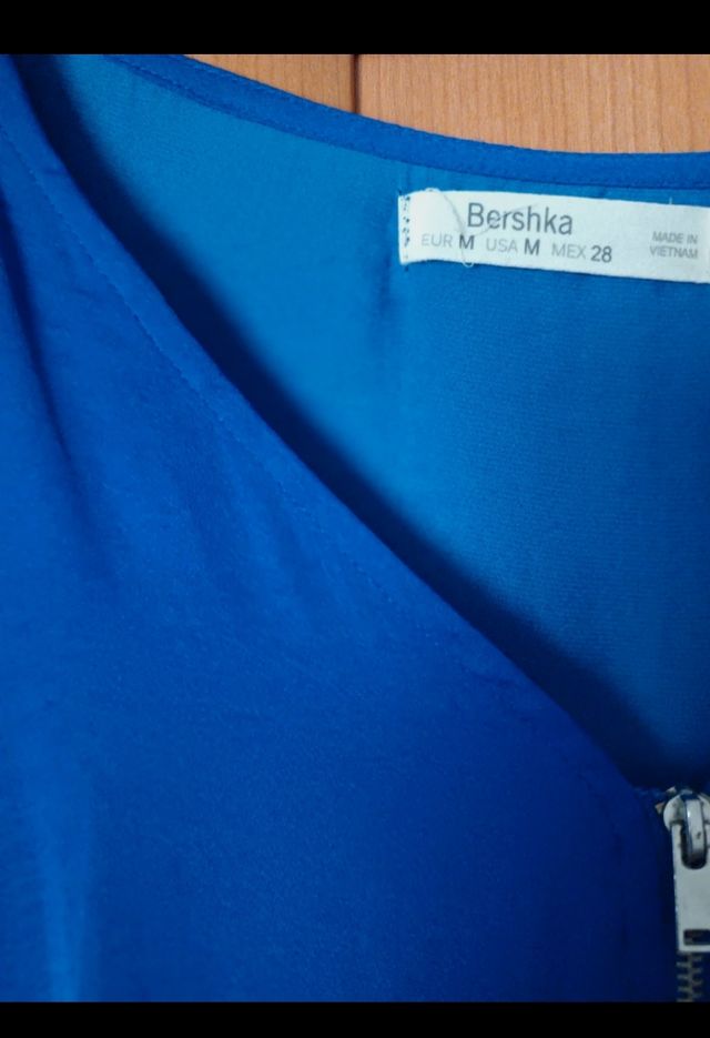 Blusa Bershka azul escote pico cremallera M