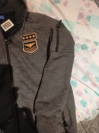 Sudadera gris con capucha desmontable Talla L