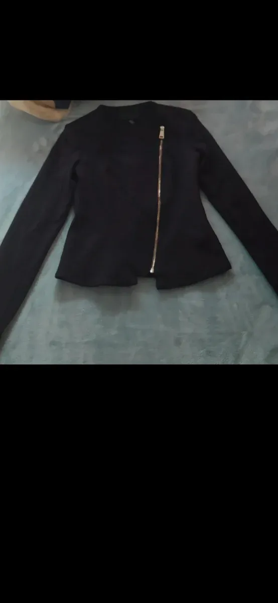 Chaqueta negra con cremallera dorada