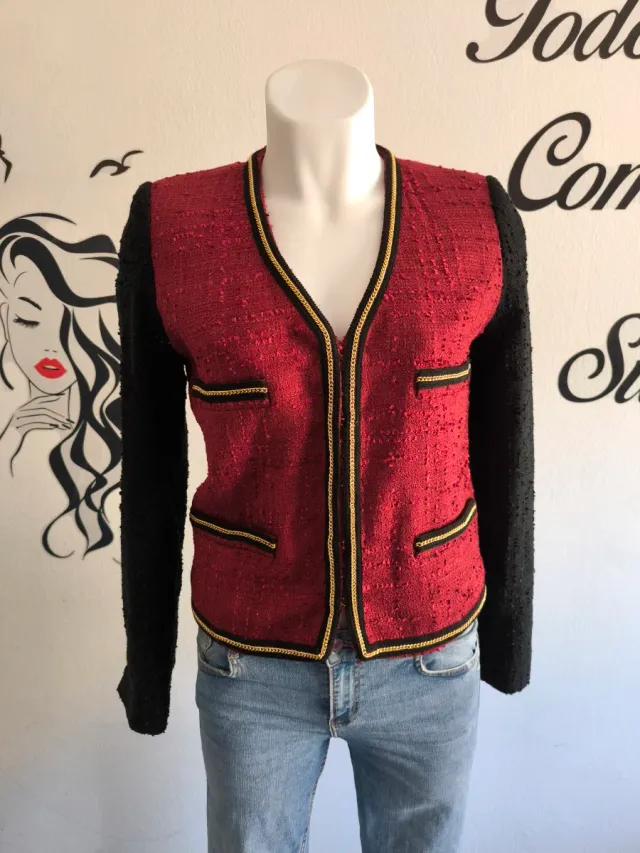 Chaqueta Tweed Roja y Negra con Cadena Dorada