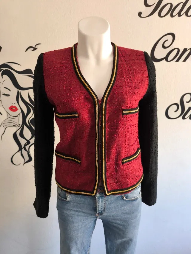 Chaqueta Tweed Roja y Negra con Cadena Dorada