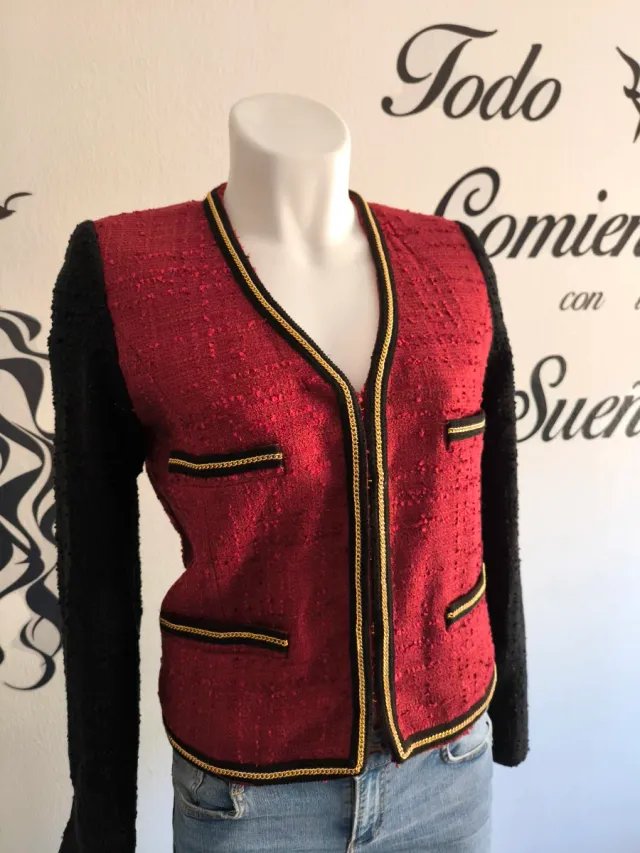 Chaqueta Tweed Roja y Negra con Cadena Dorada