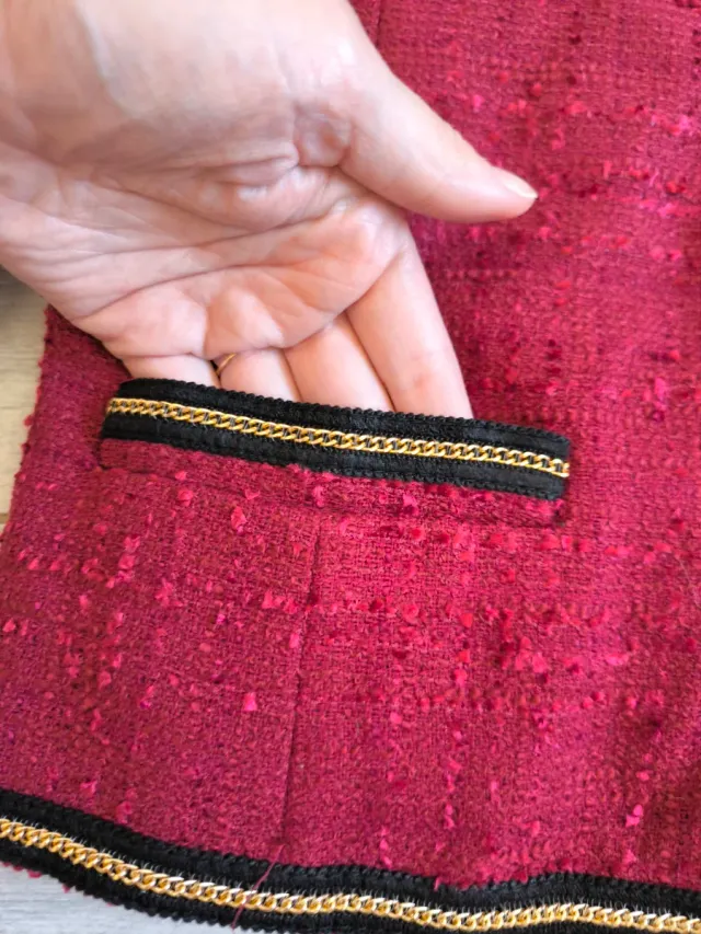 Chaqueta Tweed Roja y Negra con Cadena Dorada