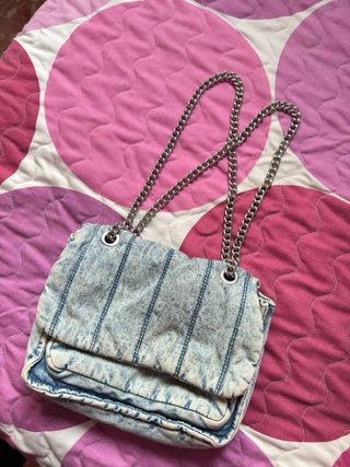 Bolso vaquero denim con cadena plateada