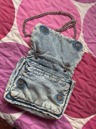 Bolso vaquero denim con cadena plateada