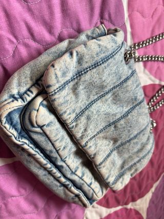 Bolso vaquero denim con cadena plateada