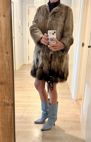 Abrigo largo de pelo marrón y multicolor