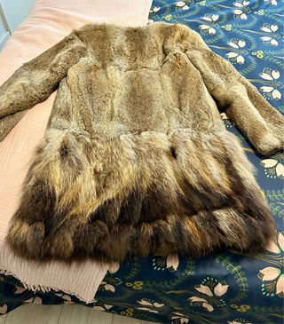 Abrigo largo de pelo marrón y multicolor