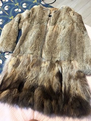 Abrigo largo de pelo marrón y multicolor