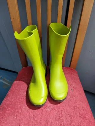 Botas de agua verdes.