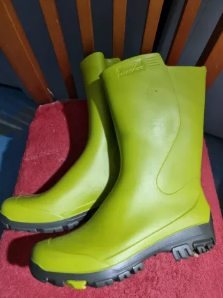 Botas de agua verdes.