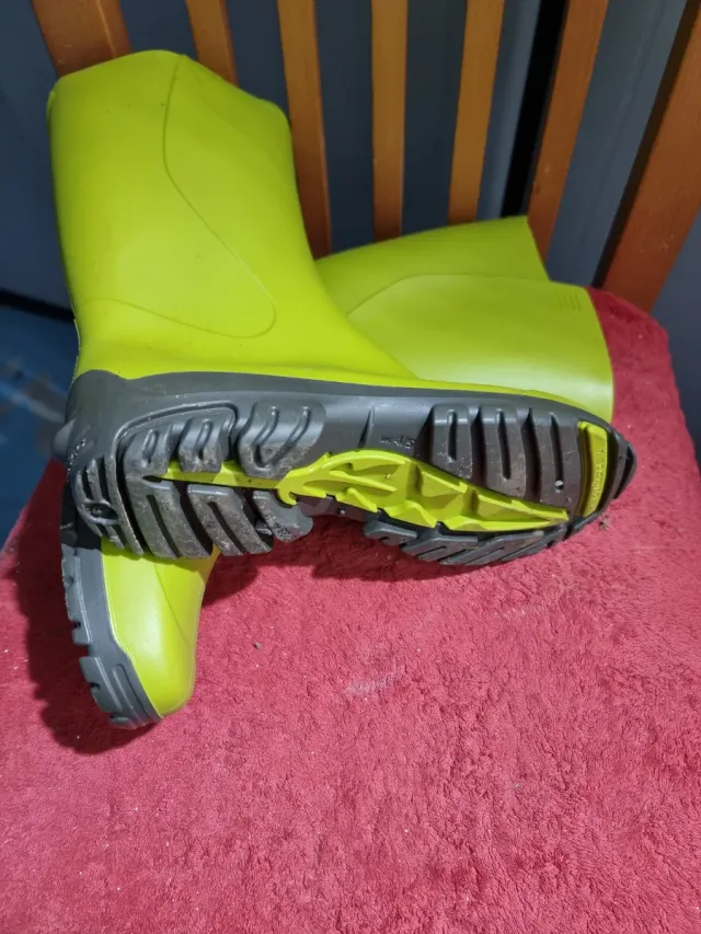 Botas de agua verdes.