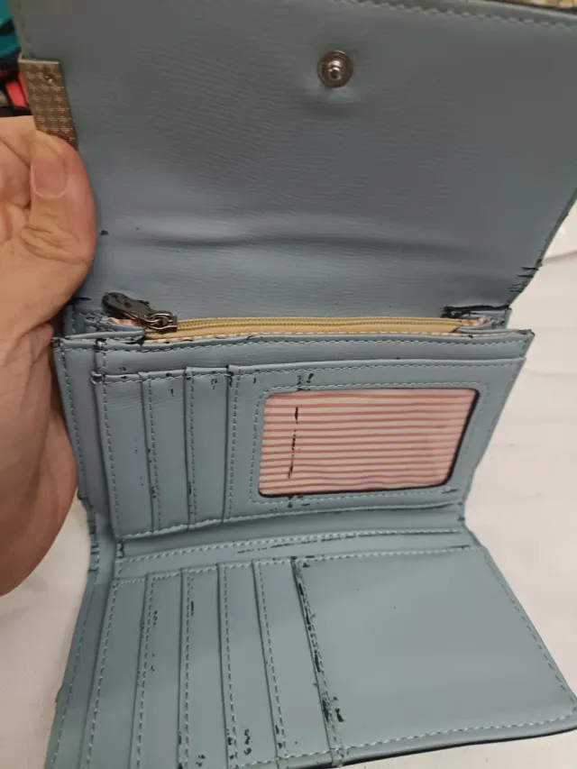 Monedero azul con detalle plateado