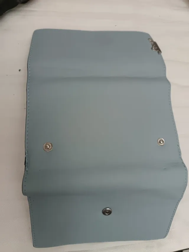 Monedero azul con detalle plateado