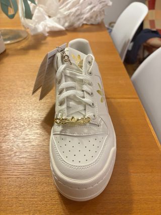 Zapatillas Adidas plataforma cuero blanco doradas