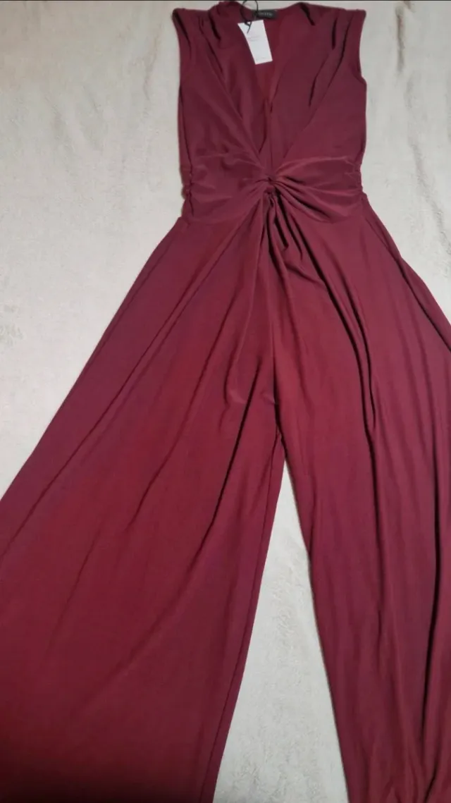 Mono largo burdeo con nudo.