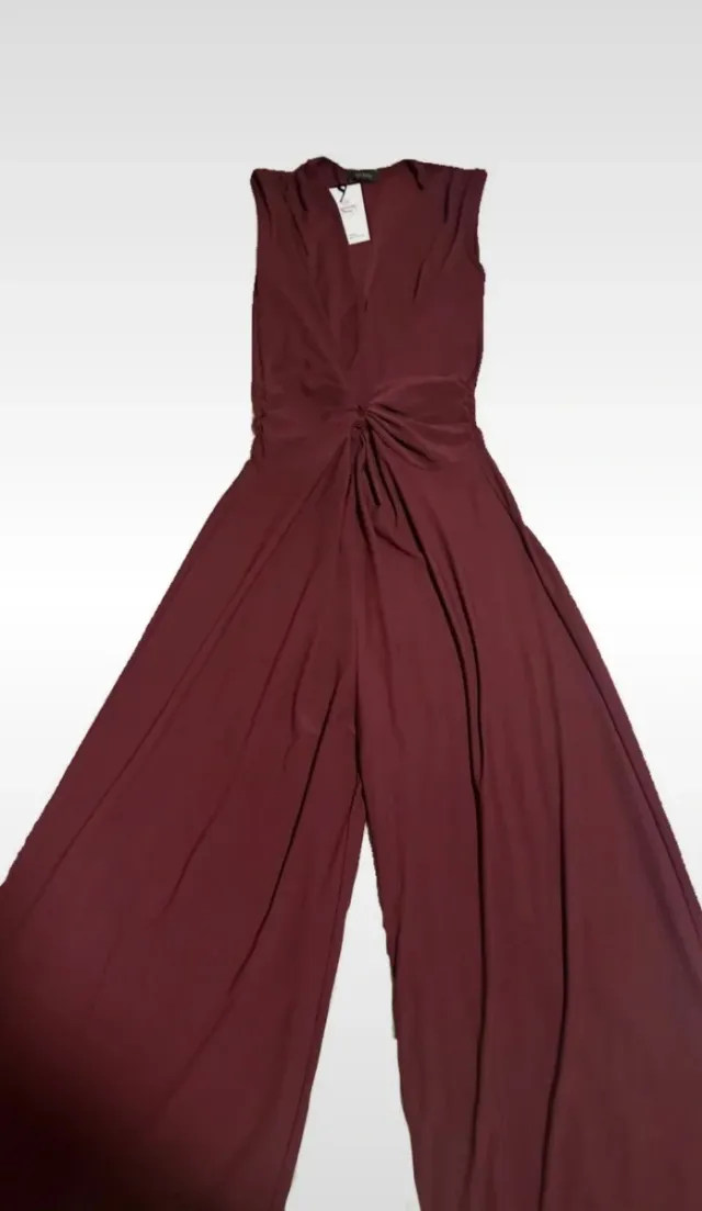 Mono largo burdeo con nudo.