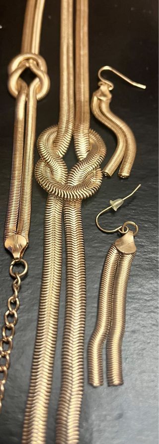 Conjunto collar, pendiente y pulsera dorados.