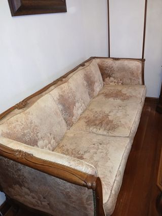 Sofá de tela con estructura de madera