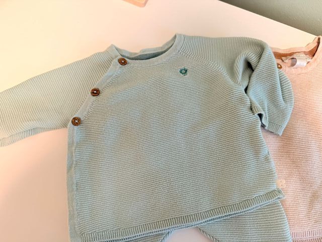 Conjuntos bebé punto beis y verde