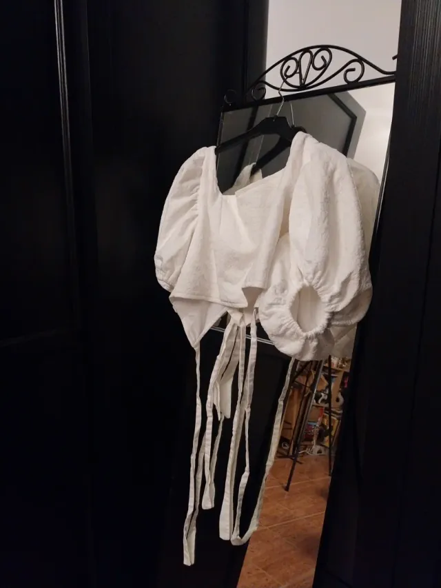 Crop top bianco con texture svasata