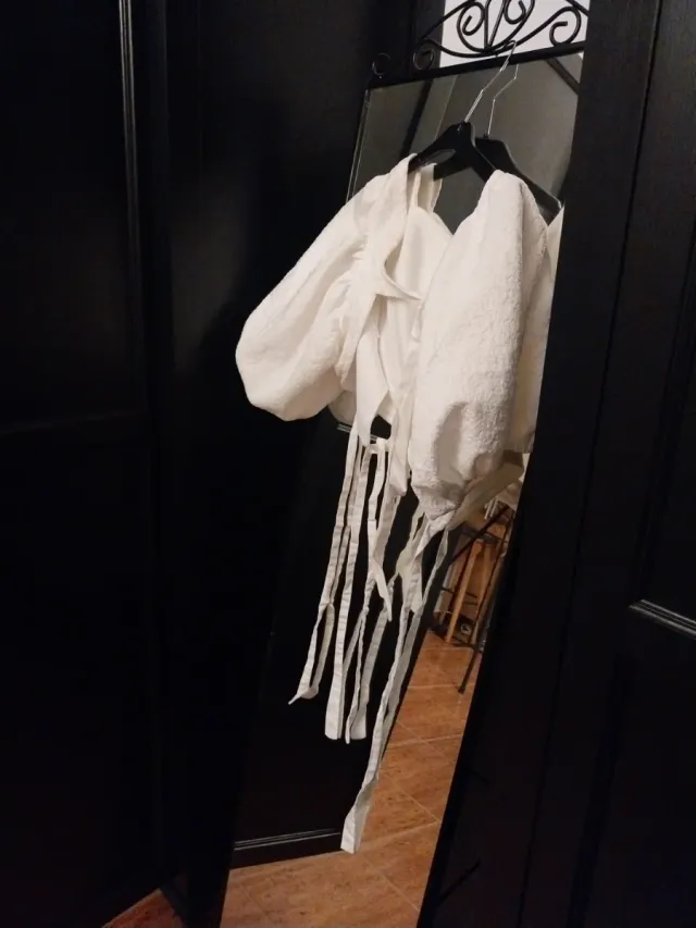 Crop top bianco con texture svasata