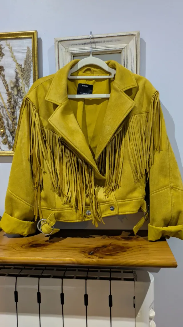 Chaqueta Bershka ante mostaza flecos Talla M