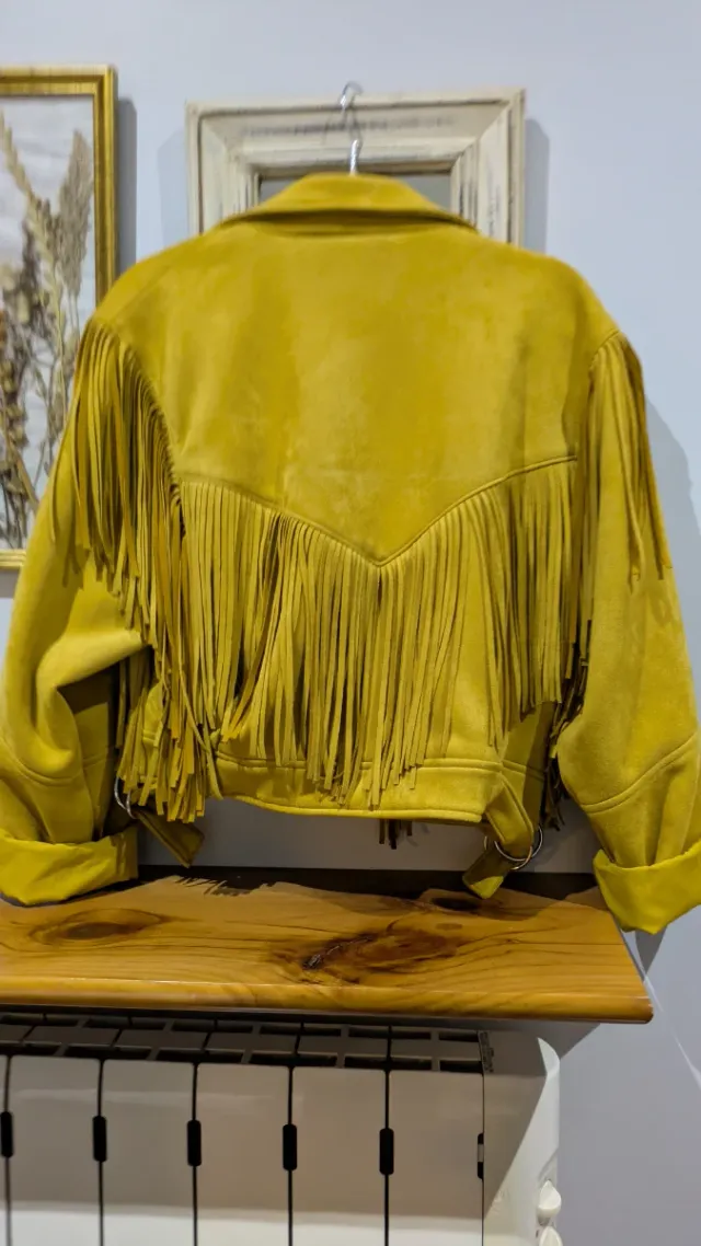 Chaqueta Bershka ante mostaza flecos Talla M