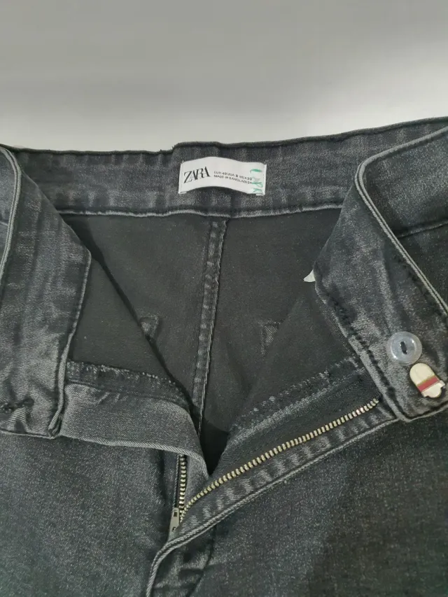 Pantalones vaqueros grises acampanados